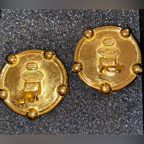 CHANEL CC logo earrings - Picture 7 of 9